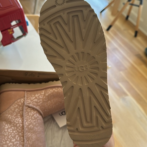 Brand new in box pink Uggs - Picture 4 of 5